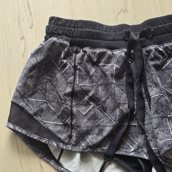 Lululemon Hotty Hot Shorts Sz 6 Drawstring Geometric Dot Black Lined 2.5" - Picture 4 of 13